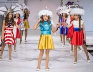 В Москве на детском показе мод имитировали самоубийство Украины (+Видео)