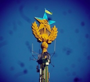 В Москве на одной из высоток появился украинский флаг