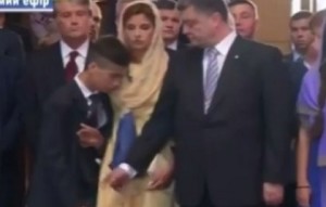 Сын Порошенка упал в обморок во время молебна за Украину (+Видео)