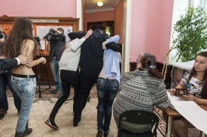 Украинки разделись на избирательном участке в Москве