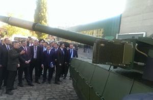 Петру Порошенко представили лучший украинский танк