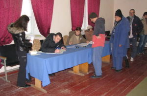 В Харькове мужчина пришел голосовать с автоматом