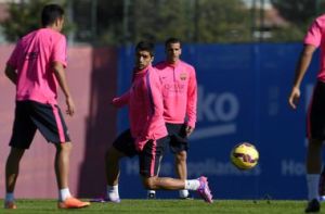 Футболисты «Барселоны» просят Суареса не кусать их на тренировках