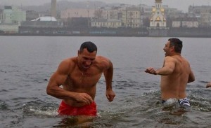 Братья Кличко на Крещение искупались в Днепре (+Видео)