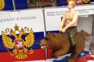 В детских магазинах РФ появилась игрушка “Путин на медведе”