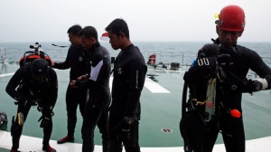 Индонезийские водолазы ищут в Яванском море черные ящики A320