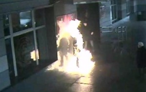 В России мужчина поджог себя на ступенях мэрии (+Видео)