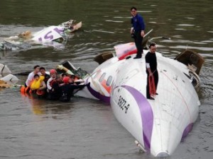 Крушение самолета в Тайване: 23 человека погибли (+Видео)