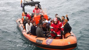 В Средиземном море утонуло судно с двумя сотнями мигрантов на борту