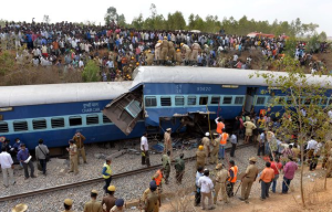 Крушение поезда в Индии: 10 человек погибли, 60 ранены (+Видео)