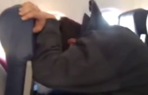 Пассажир самолета снял на видео его аварийную посадку  (+Видео)