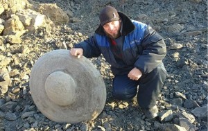 В Сибири нашли камень в форме летающей тарелки, которому 260 млн лет (+Видео)