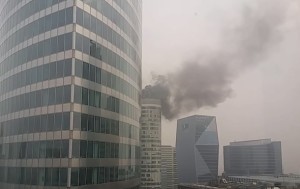 В деловом районе Парижа горит 40-этажный небоскреб
