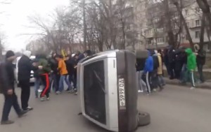В Одессе протестующие перекрыли дорогу и перевернули автомобиль (+Видео)