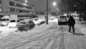 Москву засыпало рекордным снегопадом
