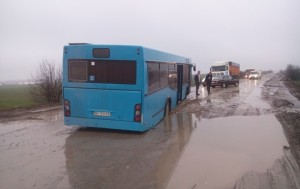 Под Одессой на трассе автобус провалился в яму (+Видео)