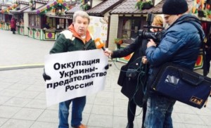 В Москве полиция задержала участников оппозиционных пикетов за плакаты в поддержку Украины