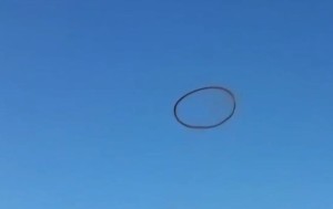 В небе над Казахстаном проплыло черное кольцо (+Видео)