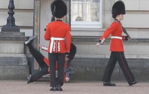 Часовой у Букингемского дворца опозорился перед толпой туристов (+Видео)