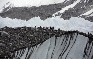 В сеть попало видео схода лавины на лагерь альпинистов на Эвересте (+Видео)