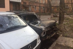 В Харькове неизвестные сожгли машины волонтеров