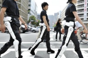 В Японии создали экзоскелет, который ставит на ноги больных людей