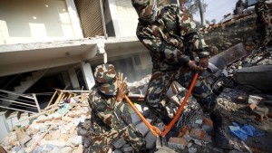 Житель Непала больше двух суток пролежал под руинами семиэтажки