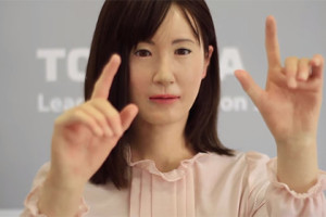 В токийском универмаге появится робот-продавщица с внешностью человека