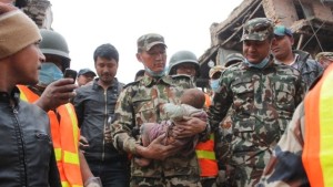 В Непале спустя пять дней поисков из-под обломков достали живого ребенка