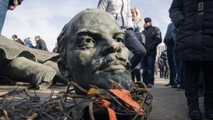 В Харькове снесли еще двух Лениных