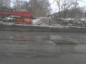 В российском Петропавловске ямы на дорогах латают плитами ДСП (+Видео)