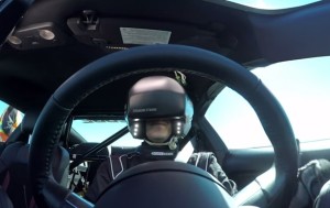 Гонщик проехал в очках виртуальной реальности на Ford Mustang (+Видео)