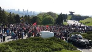 Коммунисты собрались на митинг под музеем Великой Отечественной войны