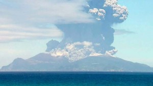 Островной вулкан Кутиноэрабу извергается в Японии (+Видео)