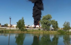 В результате сильного пожара на нефтебазе под Киевом  пострадало 4 человека