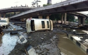 В Киеве Lexus упал в Днепр