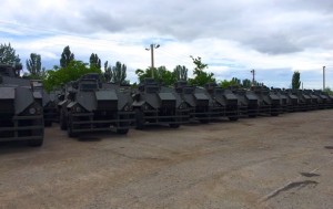 В Украину прибыли 55 бронемашин “Saxon” для АТО