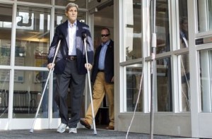Джон Керри вышел из бостонской больницы на костылях