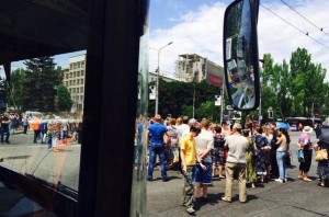 В Донецке люди вышли на улицы протестовать против войны (+Видео)