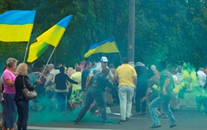 В Днепропетровске неизвестные в балаклавах напали на митинг против Порошенко (+Видео)