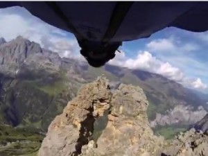 Экстремал пролетел через двухметровую расщелину в скале (+Видео)