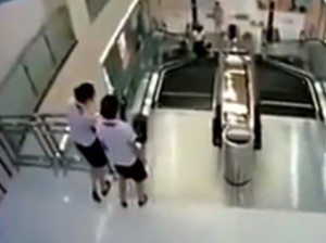 В Китае в торговом центре эскалатор “перемолол” женщину (+Видео)