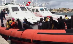 У берегов Ливии затонуло судно с 700 мигрантами на борту