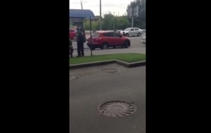В Киеве женщина “прокатила” на капоте патрульного (+Видео)