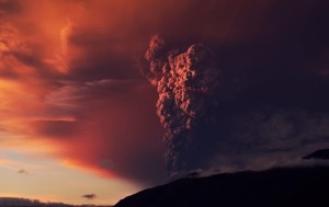 Фотограф показал извержение вулкана в деталях (+Видео)