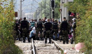 Тысячи мигрантов с боем пробиваются из Греции в Македонию (+Видео)