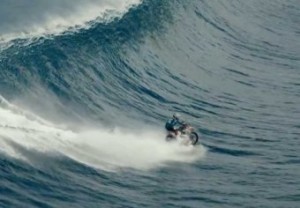 Австралийский гонщик оседлал на мотоцикле гигантскую волну (+Видео)