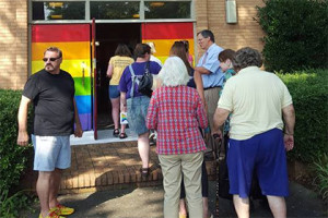В США вход в церковь покрасили в радужные ЛГБТ-цвета