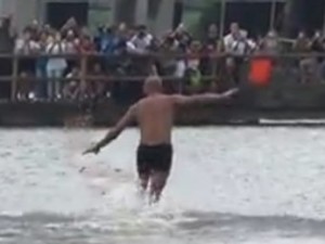 Шаолиньский монах пробежал по воде 125 метров (+Видео)