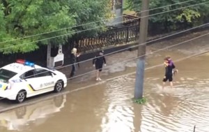 Львовские полицейские на руках вынесли застрявших в маршрутке пассажиров (+Видео)